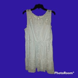 EUC BB Dakota dress. White lace with white lining. Size large.